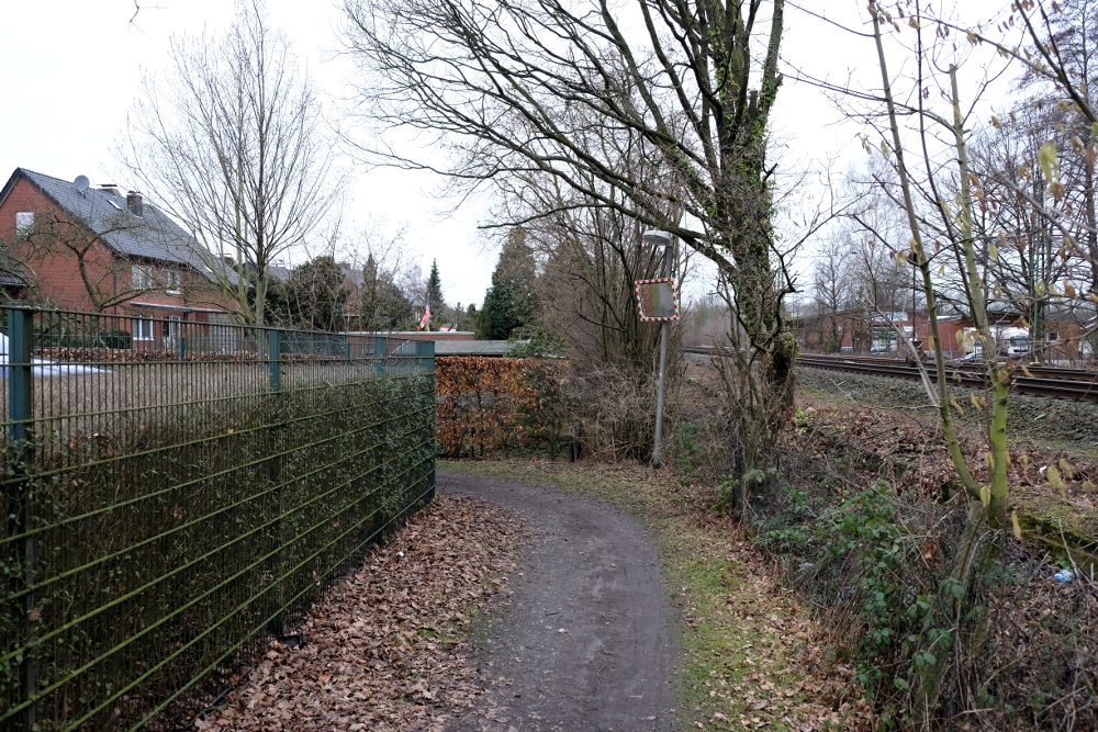 Die Häuser auf der Ostseite der Kastanienallee grenzen mit ihren Gärten direkt an den Bahndamm.