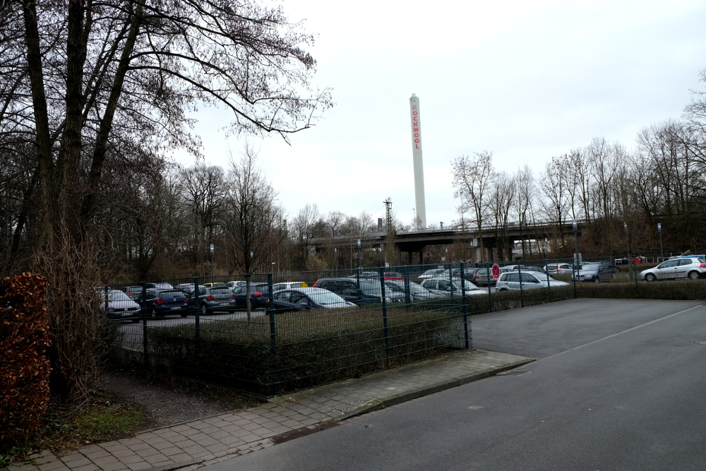 Vom Ende der Kastanienallee aus blickt man nach Südosten auf den Parkplatz des Landwirtschaftsverlages, die Bahnlinie und die Landesstraßenbrücke über die Bahn. (29.1.2016; Foto: Klare)