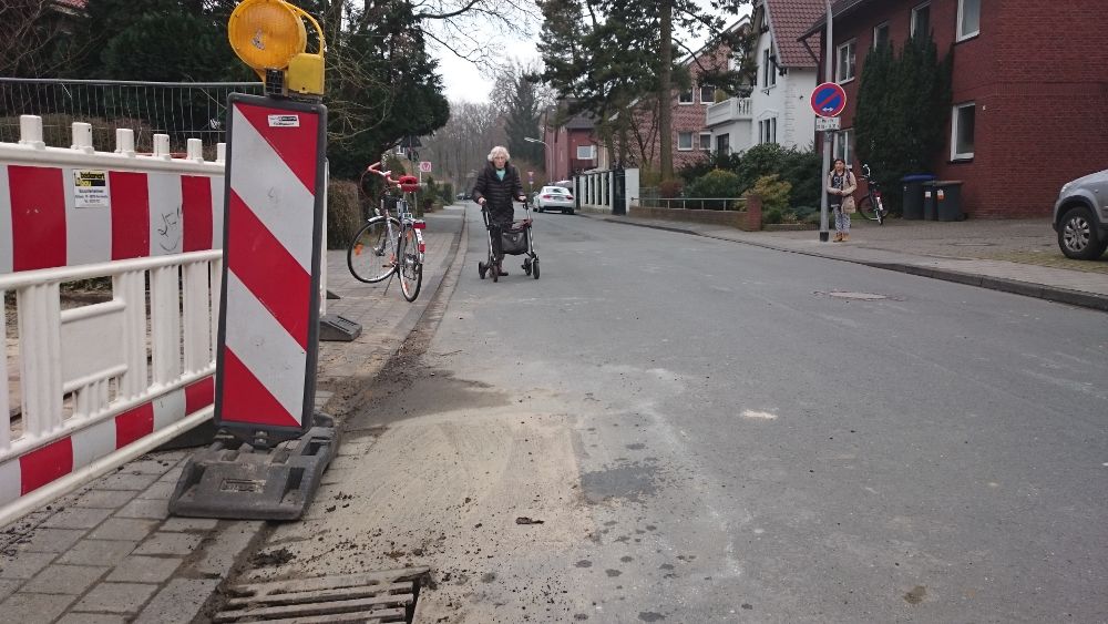 Nach der Intervention der SPD Hiltrup-Berg Fidel sind die gefährlichen Löcher in der Fahrbahn geschlossen. Fußgänger müssen weiter auf die Straße ausweichen (8.3.2016; Foto: Klare)