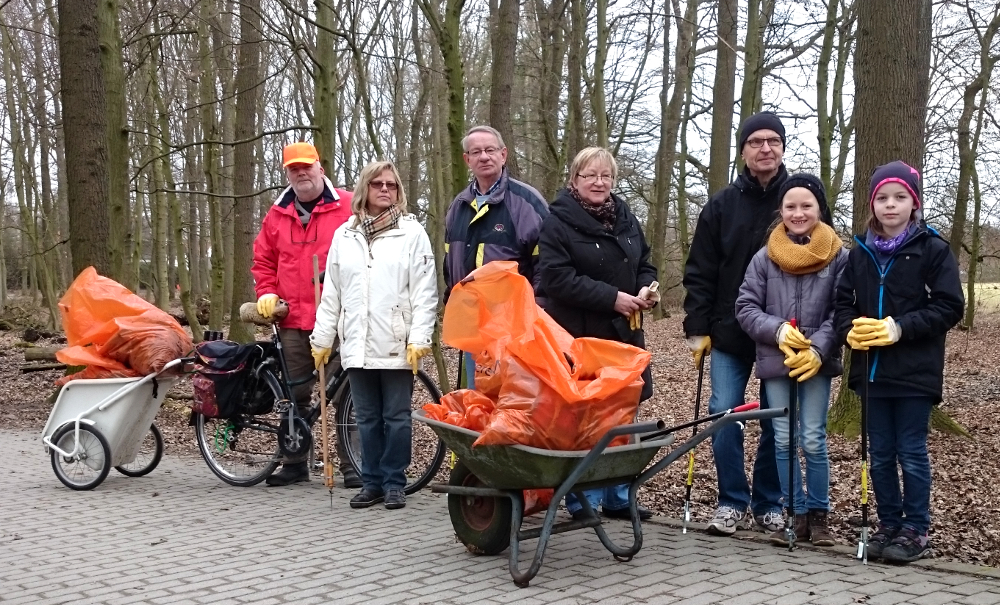 Aktion Sauberes Münster: Ein Teil der Freiwilligen, die am 12.3.2016 im Hiltruper Sandfortsbusch aufräumten (Foto: Klare)