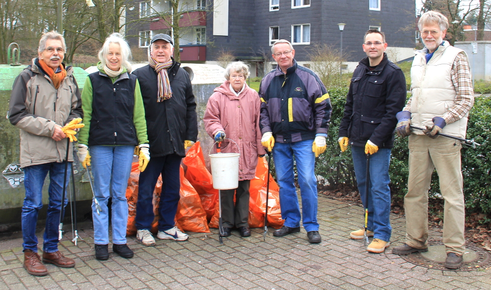 Treffpunkt in Berg Fidel waren die Glascontainer an der Ter-Borch-Straße. Auch hier waren viele Freiwillige aus der Nachbarschaft im Einsatz (12.3.2016; Foto: Winter)