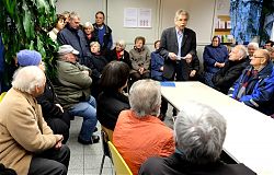 Protest gegen die Schließung der Sparkasse Berg Fidel: die Alte Post war gedrängt voll (21.3.2016, stehend Karl-Heinz Winter; Foto: Klare)