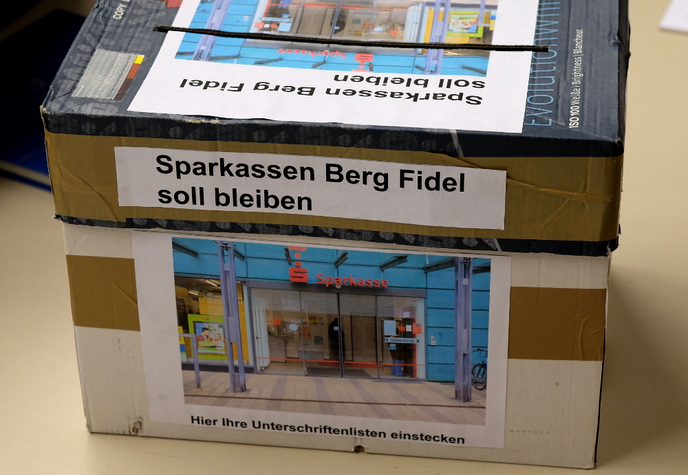 Die Sammelbox für ausgefüllte Unterschriftenlisten steht im Supermarkt "Nah und frisch" an der Hogenbergstraße (21.3.2016; Foto: Klare)