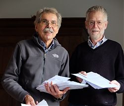 Karl-Heinz Winter (l.) und Henning Klare von der SPD Hiltrup-Berg Fidel zählten über Ostern die ersten Unterschriftenlisten aus (27.3.2016; Foto: Klare)