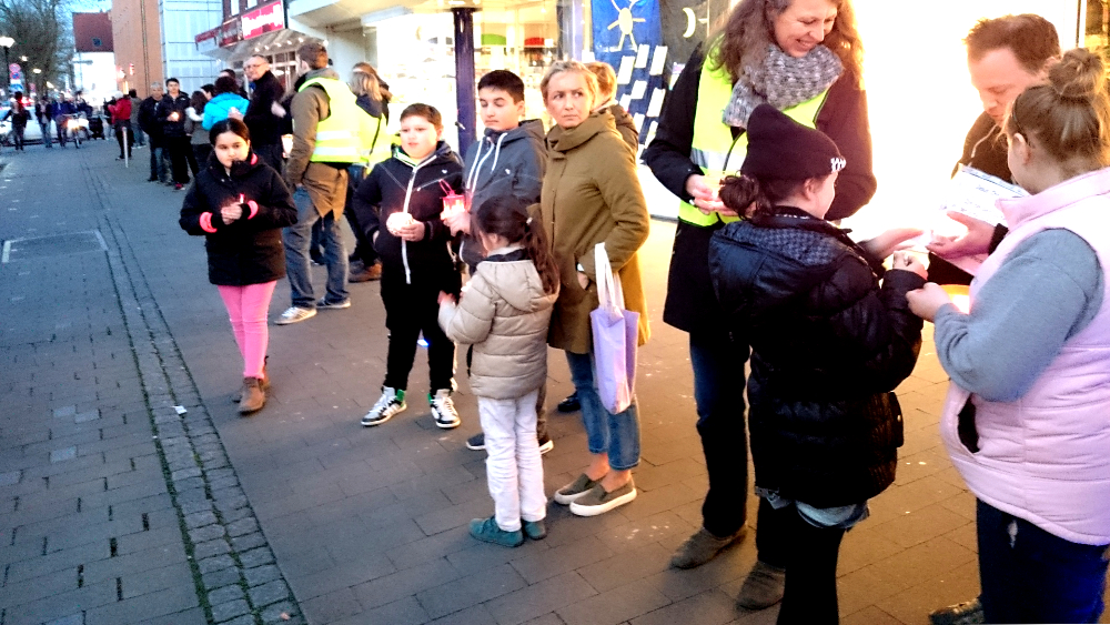 langer dichter Lichterkette: viele Hiltruper gegen Fremdenhass (7.4.2016; Foto: Klare)