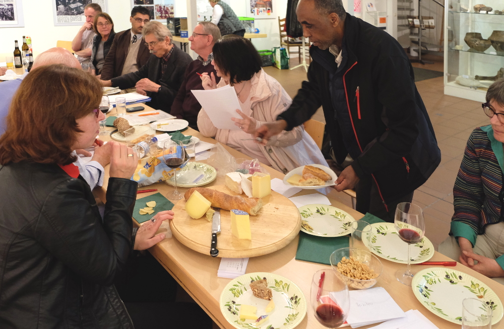 Die SPD traf sich zu Politik bei Brot, Käse und Wein (12.4.2016; Foto: Klare)