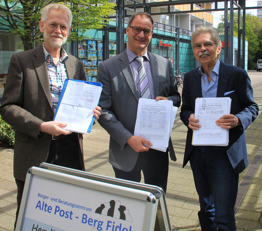 1575 Unterschriften für die Sparkassenfiliale Berg Fidel: v.l. Henning Klare, Klaus Wienker, Karl-Heinz Winter (4.5.2016; Foto: Winter)