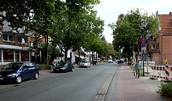 Hiltrup, Marktallee 34: Nach dem Abriss des alten Hauses liegt die Baustelle brach, aber die Parkplätze gegenüber sind wieder verfügbar, und der motorisierte Verkehr rollt ohne Einschränkungen (28.9.2016; Foto: Klare)