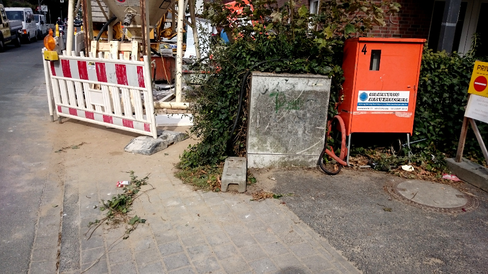 Die Baustelle von Gosda Bau GmbH Am Klosterwald: auf der Straße, auf dem Gehweg, auf dem Privatweg Dreck (28.9.2016; Foto: Klare)