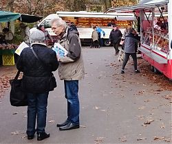 Auf dem Hiltruper Markt mit Informationen zum Bürgerentscheid "Freier Sonntag Münster": Karl-Heinz Winter (SPD) im Gespräch (4.11.2016; Foto: Klare)