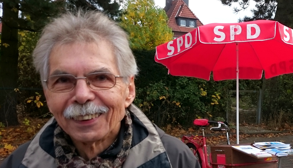 Karl-Heinz Winter für die SPD auf dem Hiltruper Markt mit Informationen zum Bürgerentscheid "Freier Sonntag Münster" (4.11.2016; Foto: Klare)