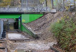 Hier entsteht eine Rampe zum Bahnhof: der Hiltruper Bahnhofstunnel wird umgebaut, der Gehweg ist wegen der Bauarbeiten gesperrt (17.11.2016; Foto: Klare)