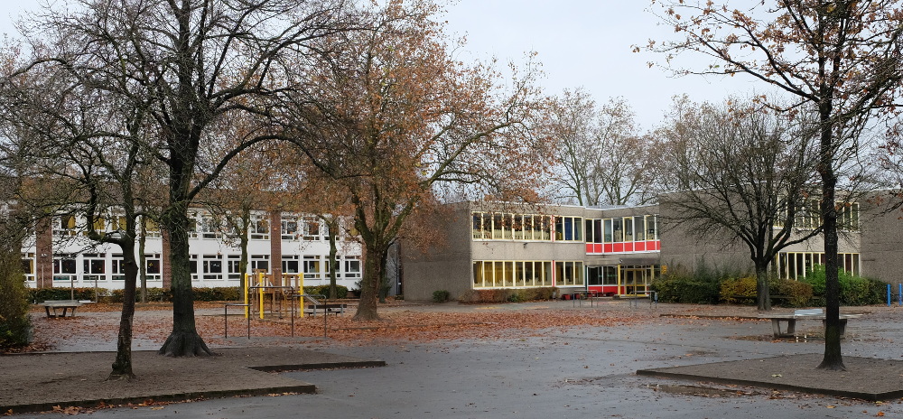 Katholische Clemensschule (r.) und Paul-Gerhardt-Gemeinschaftsschule in Hiltrup: die beiden Grundschulen teilen sich einen Schulplatz (17.11.2016; Foto: Klare)