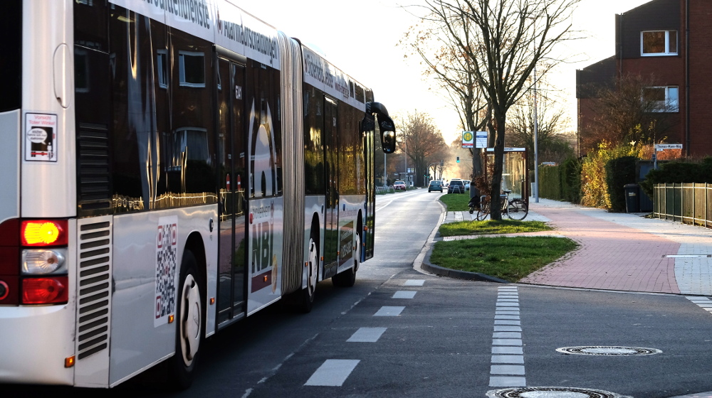 Der Bus braucht die ganze schmale Fahrbahn der Amelsbürener Straße, für Radfahrer ist reichlich Platz auf dem Radweg (25.11.2016; Foto: Klare)