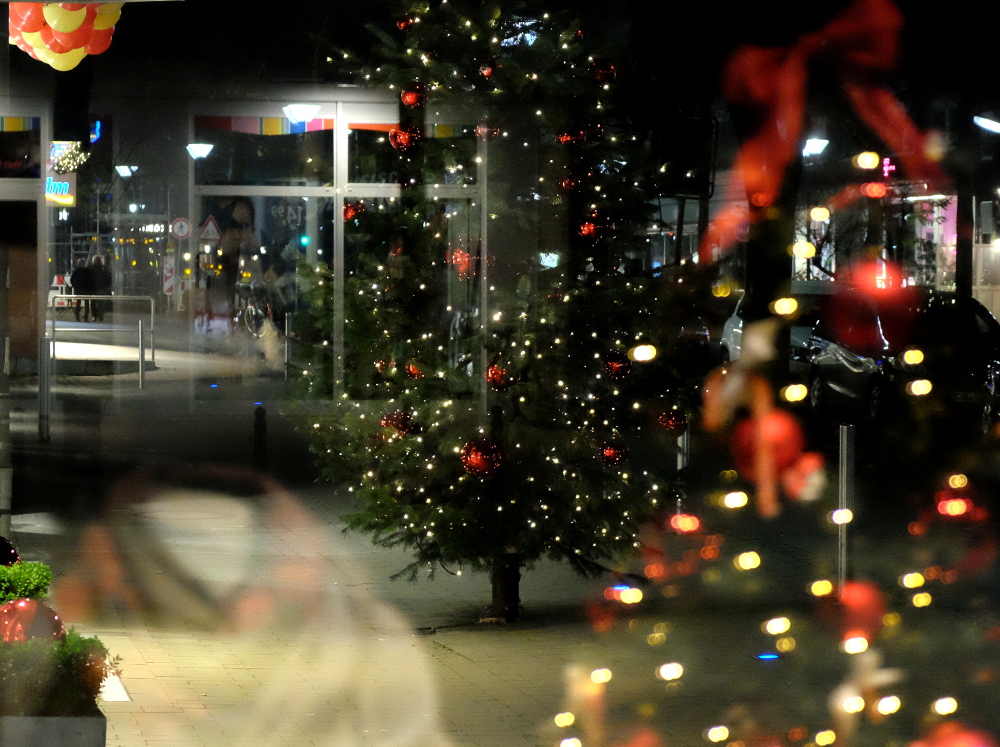 Einsamer Glitzer auf der Marktallee (26.11.2016; Foto: Klare)