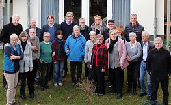 Zu Gast bei der Hiltruper Wohngenossenschaft (hintere Reihe, von links): Bremens ehemaliger Bürgermeister Scherf, Vorstandsmitglied Adam, SPD-Vorsitzender von Olberg und Planer van der Meulen.