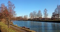 Das klare Frostwetter Anfang Dezember lässt die Farben der Natur leuchten: Kanal in Hiltrup (4.12.2016; Foto: Klare)