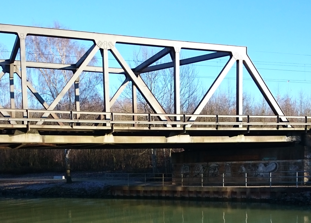 Die Eisenbahnbrücke über die alte Fahrt des Kanals (4.12.2016; Foto: Klare)