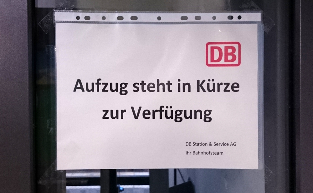 Der neue Aufzug zu Gleis 2 des Hiltruper Bahnhofs hat noch nie funktioniert. Seit über einem viertel Jahr warten Behinderte, alte Leute und Eltern mit Kinderwagen darauf. (29.11.2016; Foto: Klare)