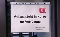 Der neue Aufzug zu Gleis 2 des Hiltruper Bahnhofs hat noch nie funktioniert. Seit über einem viertel Jahr warten Behinderte, alte Leute und Eltern mit Kinderwagen darauf. (29.11.2016; Foto: Klare)