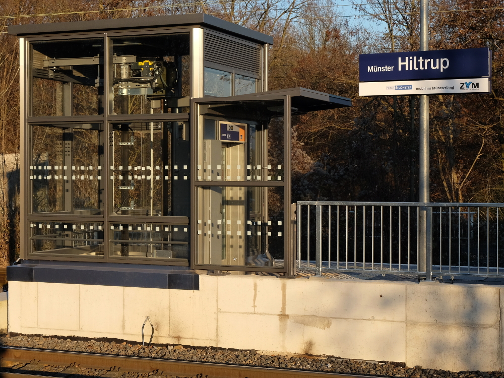 Der Aufzug an Gleis 2 des Hiltruper Bahnhofs (6.12.2016; Foto: Klare)