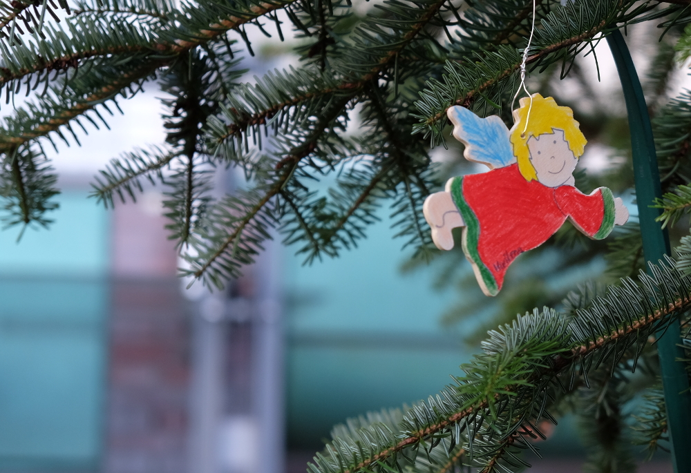 Die Kinder von Berg Fidel schmücken den Weihnachtsbaum an der Alten Post (6.12.2016; Foto: Klare)