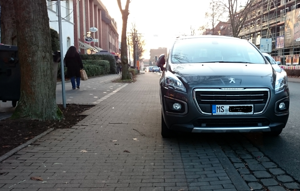 Vor Sport Hüttmann an der Marktallee: häufig stehen geparkte Fahrzeuge direkt auf dem Radweg (20.12.2016; Foto: Klare)