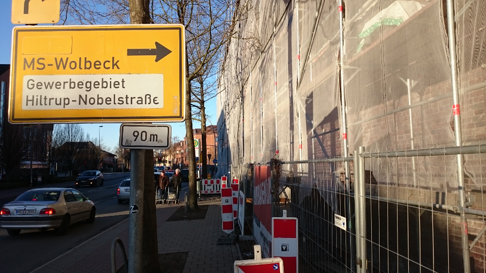 Zur Glasuritstraße hin zeigt sich der neue Einzelhandelskomplex am Hiltruper Bahnhof noch als Baustelle (19.1.2017; Foto: Klare)