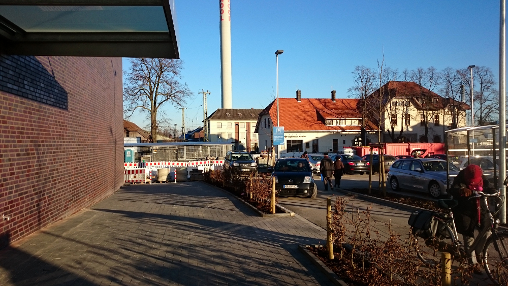 Der breite Durchgang zum Bahnhof wird noch von Bauzäunen versperrt (19.1.2017; Foto: Klare)