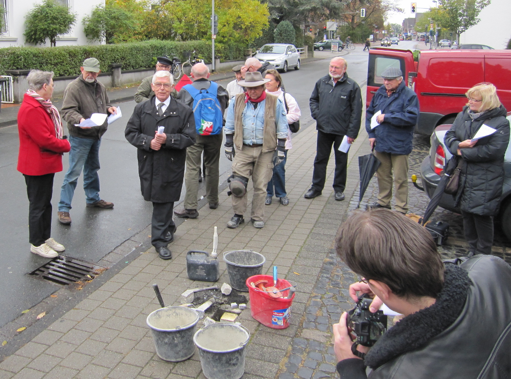 Günter Demnig (Mitte) verlegt den Stolperstein für Bernhard Poether (16.10.2012; Foto: Klare)