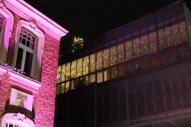 Hiltruper Lichterfest: Ein heftiger Kontrast (rechts die Sparkasse)