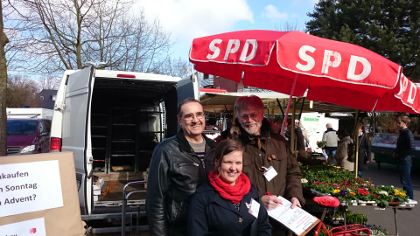 Die Hiltruper SPD fragte die Brgerinnen und Brger auf dem Hiltruper Markt (v.l.: Valeri Stern, Ratsfrau Julia Suuck, Henning Klare)