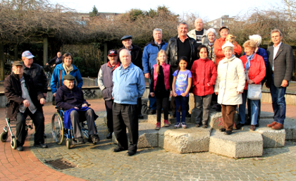 Berg Fideler am Brunnen, in der Bildmitte Bezirksbrgermeister Schmidt, rechts Vorsitzender Winter