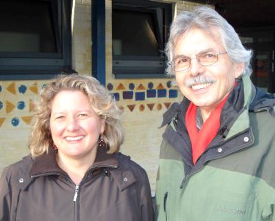 Svenja Schulze MdL und Ratsherr Karl-Heinz Winter in der Gemeinschaftsgrundschule Berg-Fidel