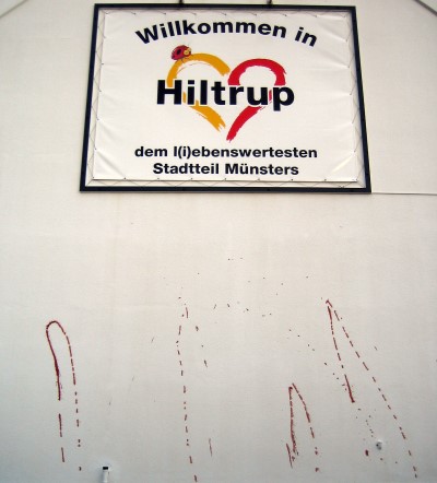 Beschmierte Plakatwand: Willkommen in Hiltrup