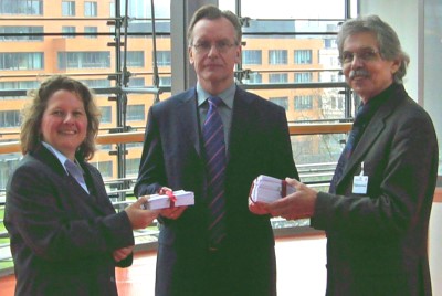 Svenja Schulze und Karl-Heinz Winter (r.) bergeben die Protestpostkarten in der Dsseldorfer Staatskanzlei an Dr. Michael Henze