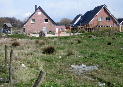 Amelsbren: Kleiner Spielplatz Wiedeiken, groe Brachflche