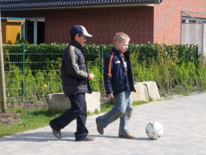 Spielplatz Wiedeiken in Amelsbren: Ballspiel auf engem Raum