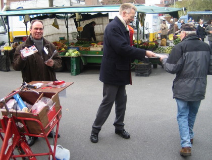 Siegfried Grauding und Henning Klare (v.l.) werben auf dem Hiltruper Markt fr das Haus der Wissenschaft und Kultur