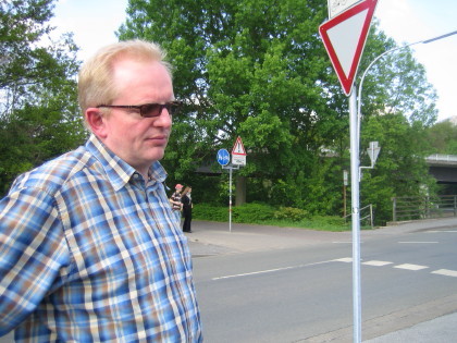 Ortstermin an der Prinzbrcke: Hermann Geusendam-Wode besichtigt die kritische Einmndung