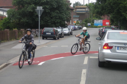 Mit neuer Markierung mehr Sicherheit fr die Radfahrer am Osttor