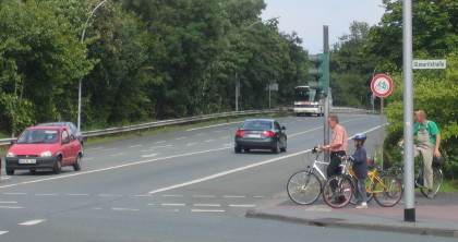 Stopp: Radfahrer drfen nicht ber die Kanalbrcke nach Ost