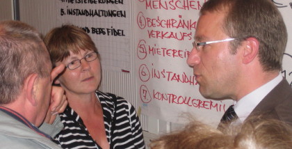 Wolfgang Heuer (r.) im Gesprch mit WGM-Mietern