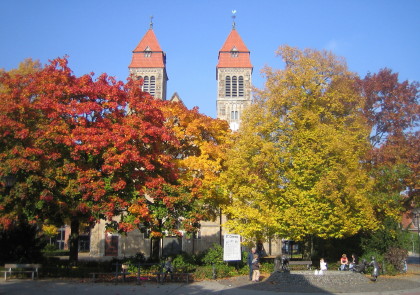 Hiltrup im sonnigen Herbst: Buntes Laub um St. Clemens