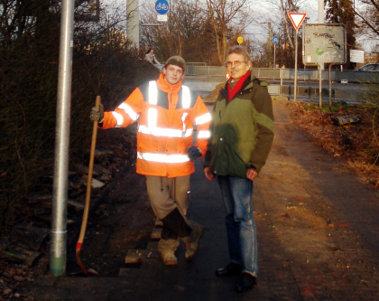 Bauarbeiter Simon Weibach und SPD-Ratsherr Karl-Heinz Winter (r.)