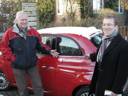 Wolfgang Heuer (r.) besucht Stadtteilauto Mnster