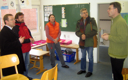 Wolfgang Heuer besucht die Ludgerusschule (v.l. Wolfgang Heuer, Ralf Hubert, Schulleiterin Gabriele Langkamp, Karl-Heinz Winter, stellv. Schulleiter Martin Nielebock)