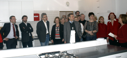 Oberbrgermeisterkandidat Wolfgang Heuer (l.) informierte sich gemeinsam mit der SPD-Ratsfraktion im Haus der Familie ber die Arbeit der Familienbildungssttten.