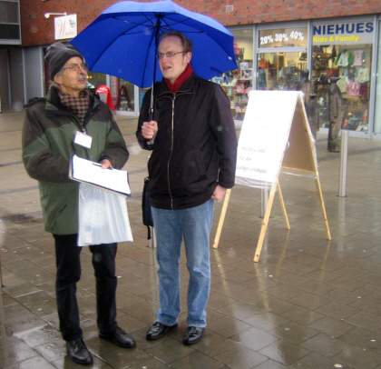 Karl-Heinz Winter (l.) und Dr. Michael Jung sammeln Unterschriften fr einen neuen Anbau an der Ludgerusschule