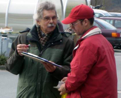 Unterschriftensammlung fr neue Klassenrume der Ludgerusschule: Ratsherr Karl-Heinz Winter (l.)